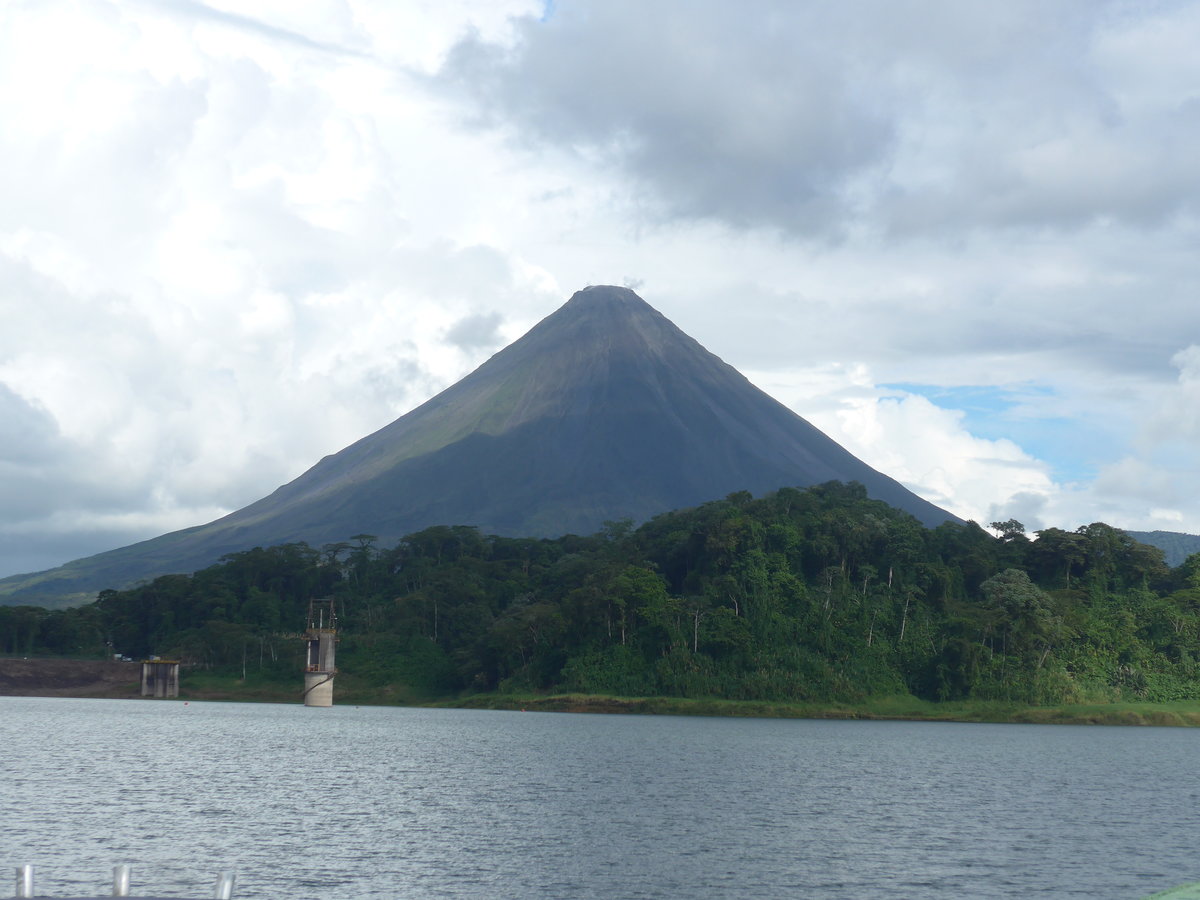 (211'291) - Der Vulkan Arenal mit Arenalsee am 14. November 2019 bei Arenal