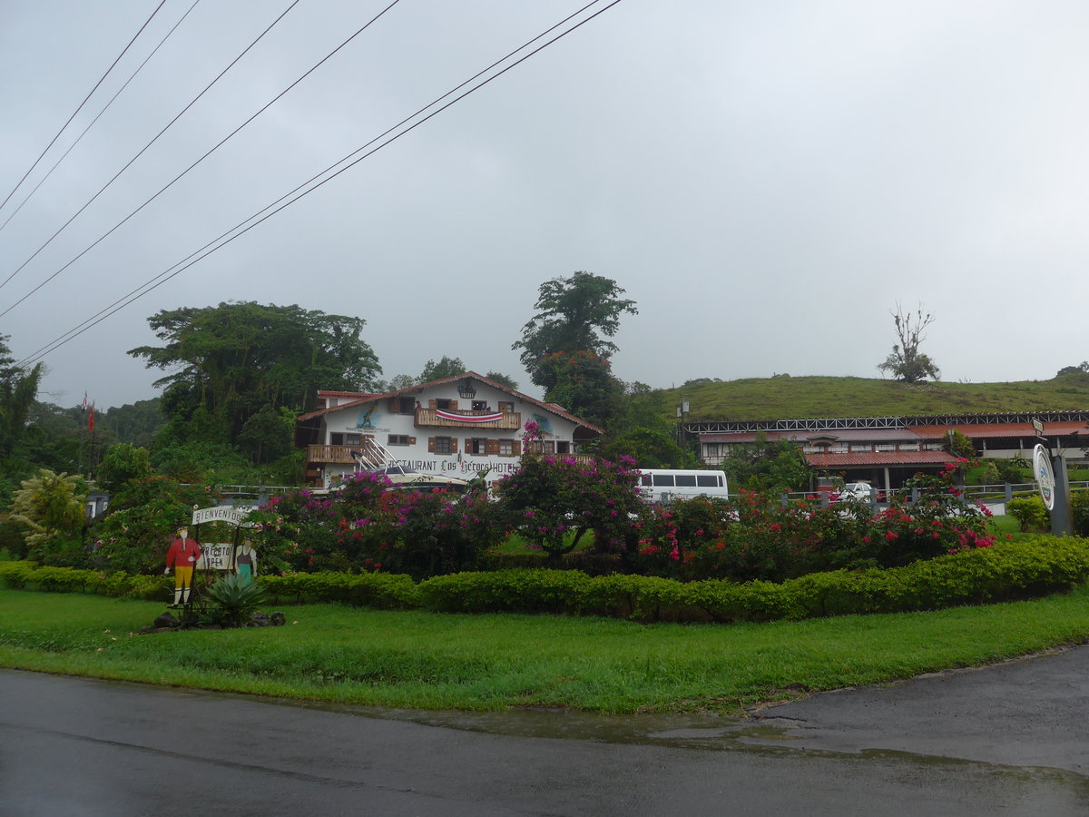 (211'387) - Hotel-Restaurant Los H�roes mit Bahnhof am 16. November 2019 in Nuevo Arenal, Los H�roes