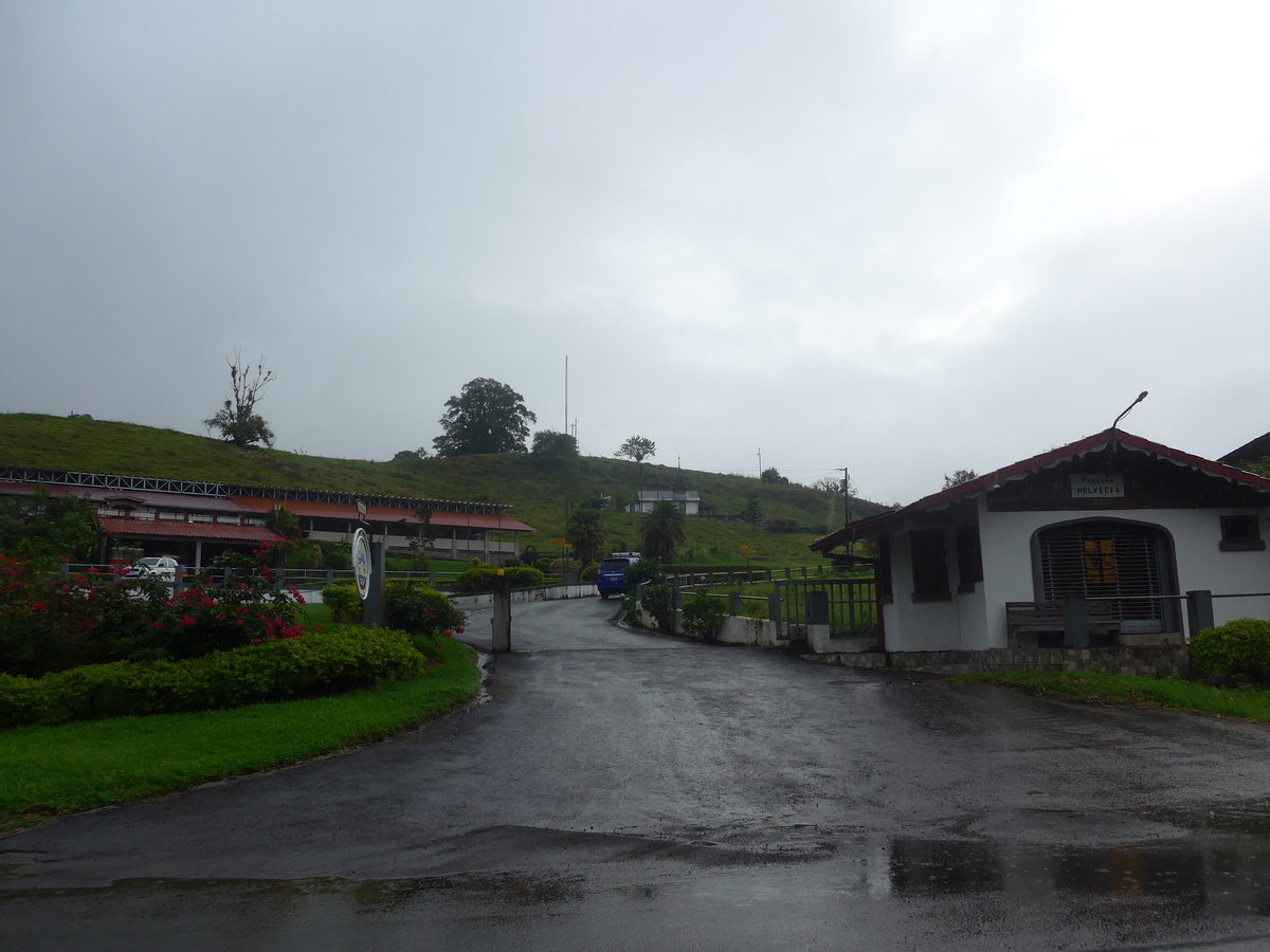 (211'388) - Eingang zu Los H�roes mit Bahnhof und Paque�a Helvecia am 16. November 2019 in Nuevo Arenal, Los H�roes