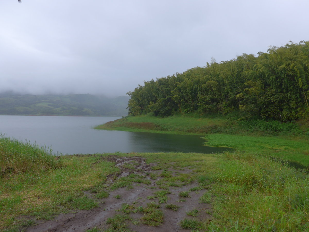 (211'393) - Die Strasse endet im Arenalsee am 16. November 2019 in Viejo Arenal