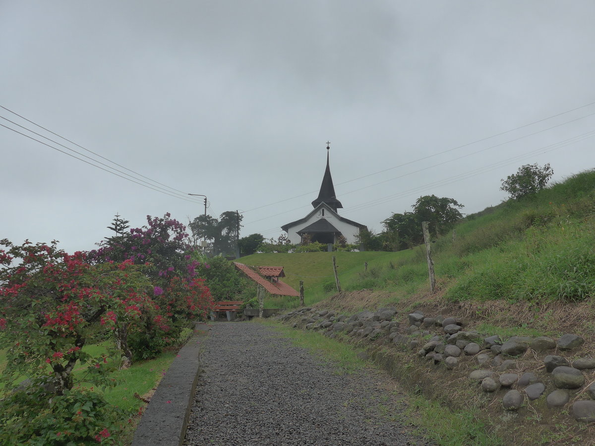 (211'440) - Auf dem Weg zur Kapelle am 16. November 2019 in Nuevo Arenal, Los H�roes
