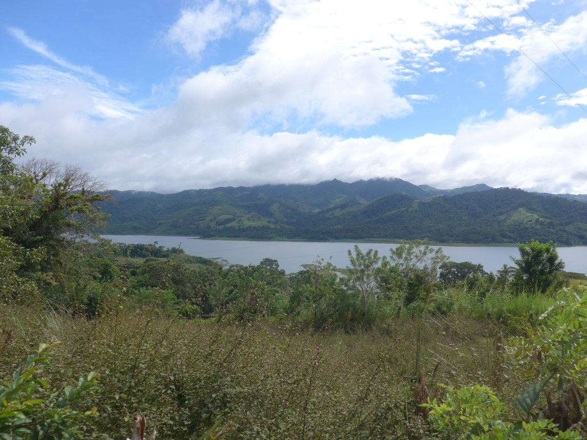 (211'456) - Ausblick auf den Arenalsee am 16. November 2019 in Neuvo Arenal, Los H�roes