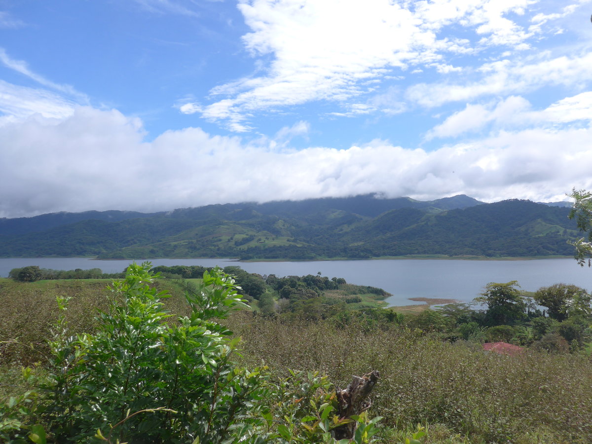 (211'459) - Ausblick auf den Arenalsee am 16. November 2019 in Nuevo Arenal, Los H�roes