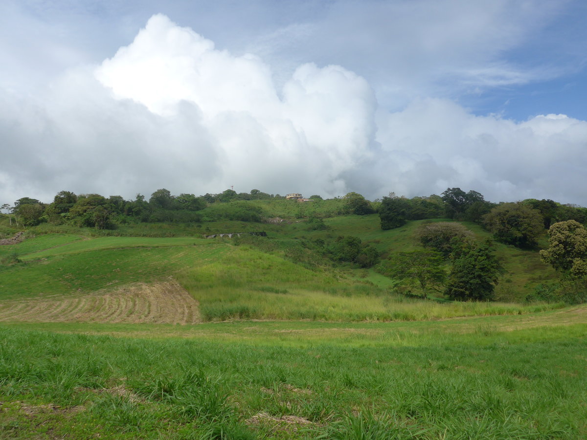 (211'460) - Blick zum Drehrestaurant am 16. November 2019 in Nuevo Arenal, Los H�roes