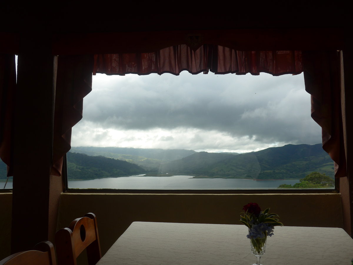 (211'467) - Ausblick auf den Arenalsee vom Drehrestaurant am 16. November 2019 in Nuevo Arenal, Los H�roes