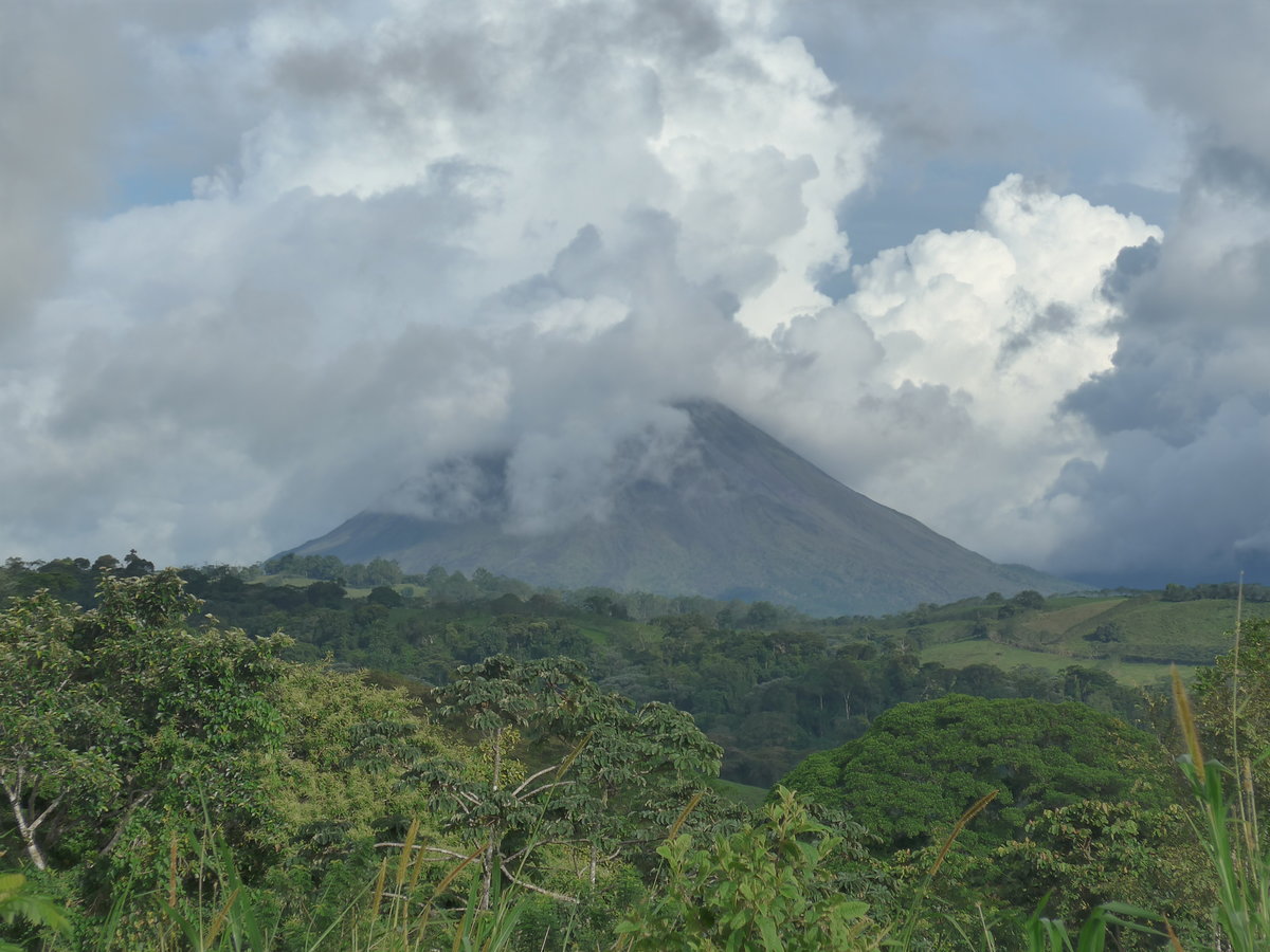 (211'472) - Der Vulkan Arenal vom Drehrestaurant aus am 16. November 2019 in Nuevo Arenal, Los H�roes