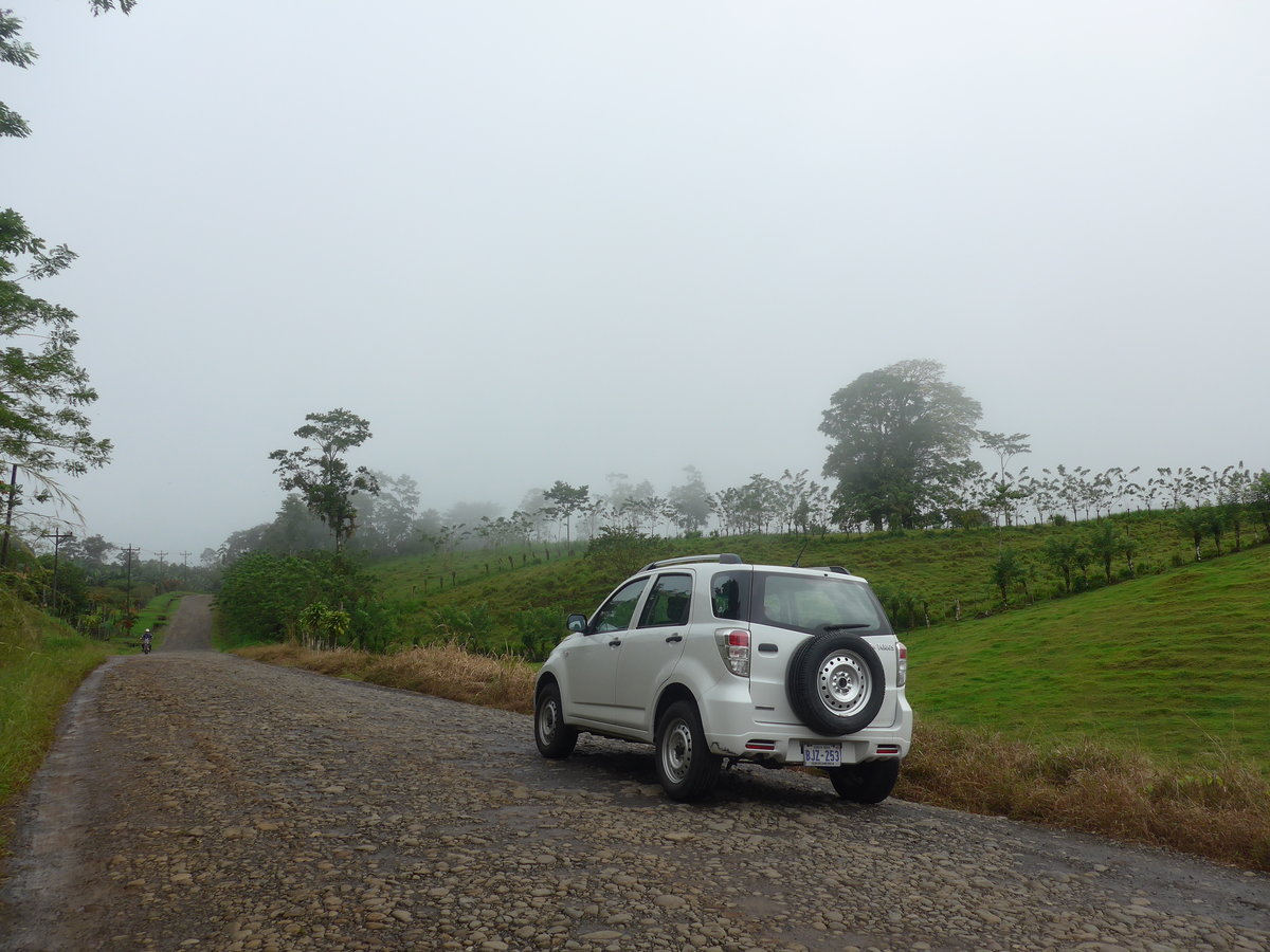 (211'558) - Daihatsu - BJZ-253 - auf holperiger Strasse am 17. November 2019 bei Cabanga