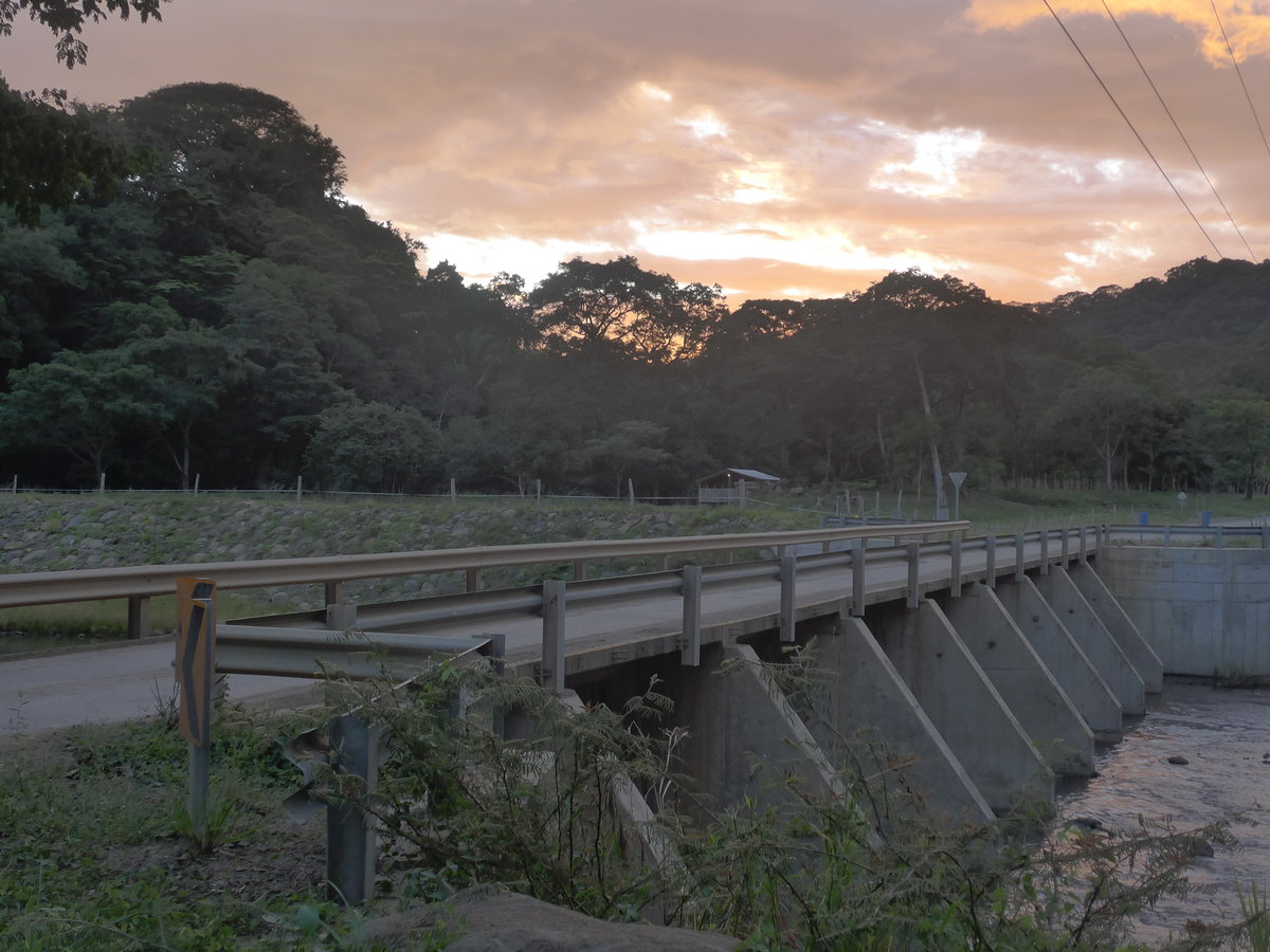 (211'939) - Abendstimmung mit Br�cke �ber den Rio Sapoa am 21. November 2019 in La Cruz, Ca�as Castilla