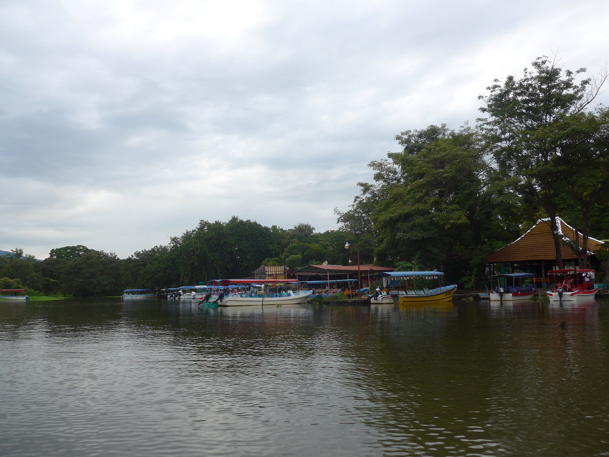 (212'135) - Inselfahrt auf dem Nicaraguasee am 22. November beim Hafen von Granada