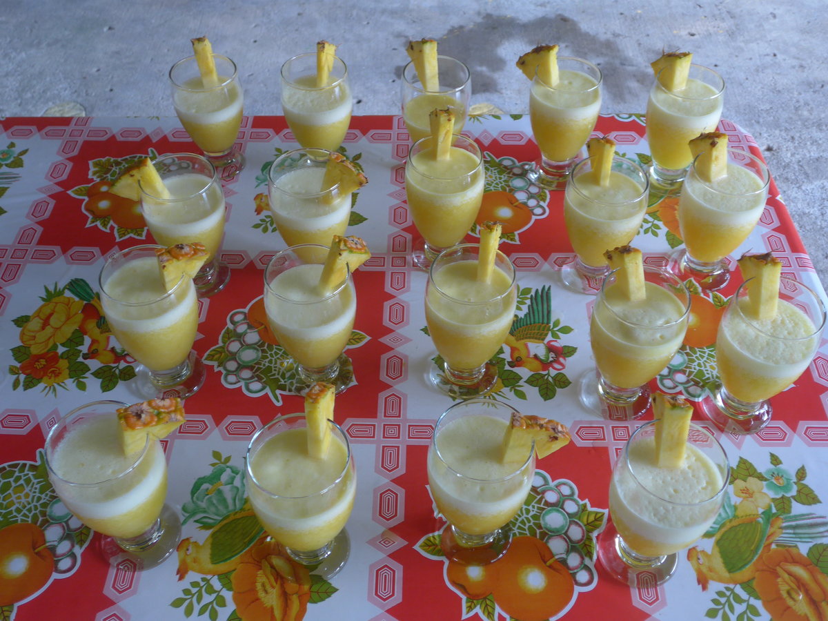 (212'336) - Ananas-Shakes am 24. November 2019 in La Fortuna, Pineapple Farm
