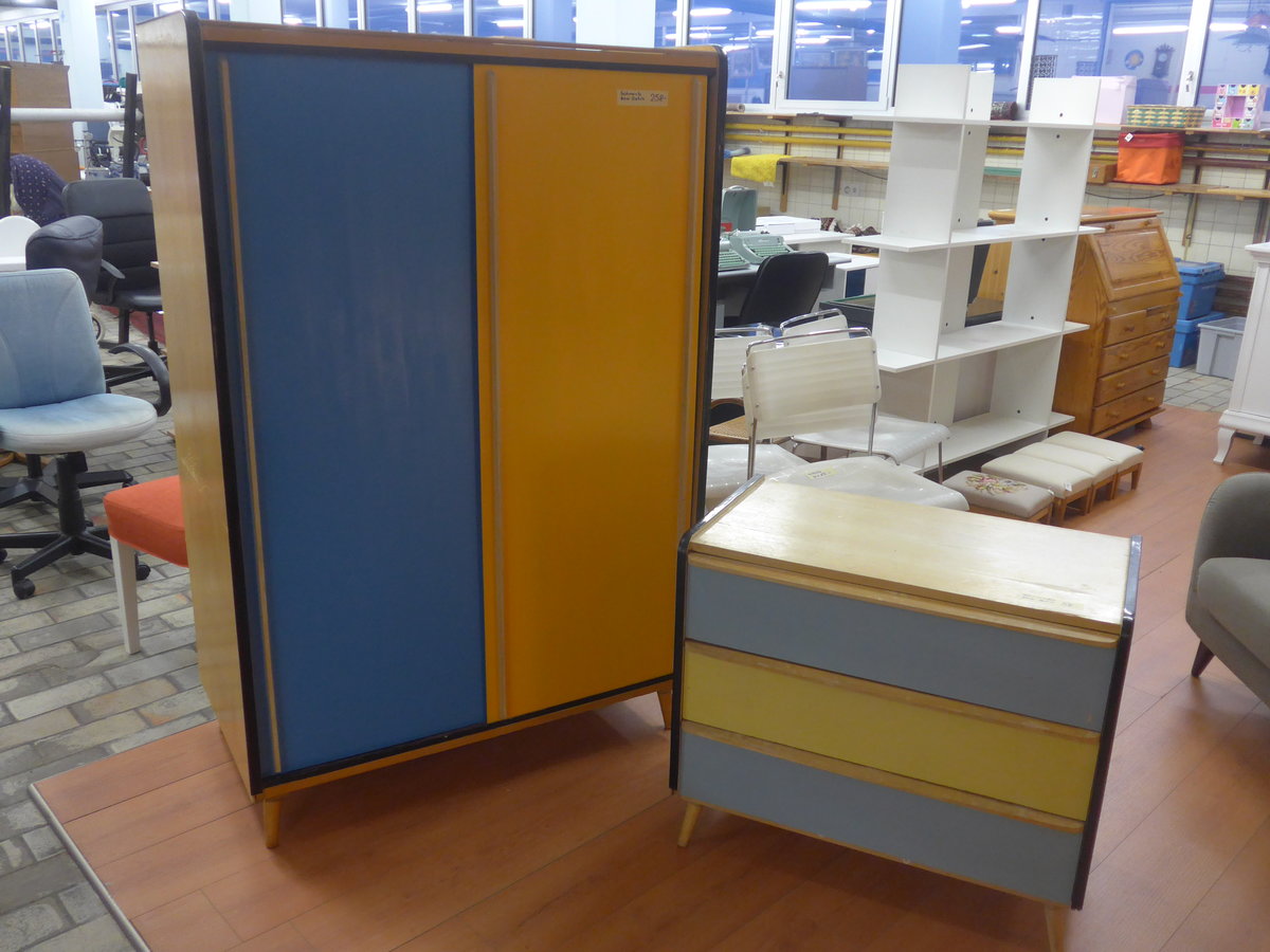 (213'998) - Schrank und Kommode aus den 60er-Jahren am 25. Januar 2020 im BrockiShop Thun