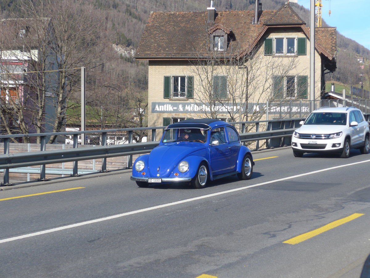 (214'162) - VW-K�fer - SZ 13'301 - am 9. Februar 2020 beim Bahnhof Schwyz