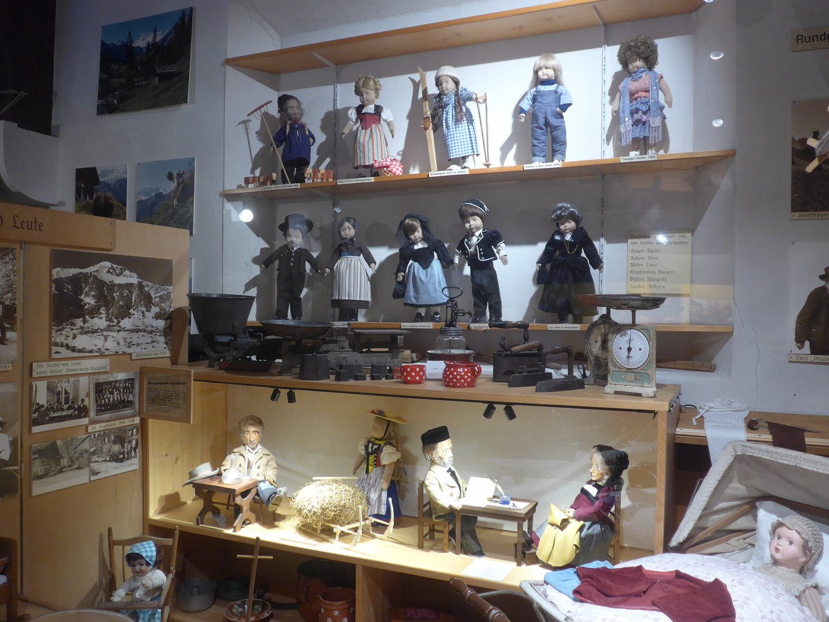 (214'487) - Kleidung und Haushaltger�te aus Adelboden am 19. Februar 2020 im Heimatmuseum Adelboden