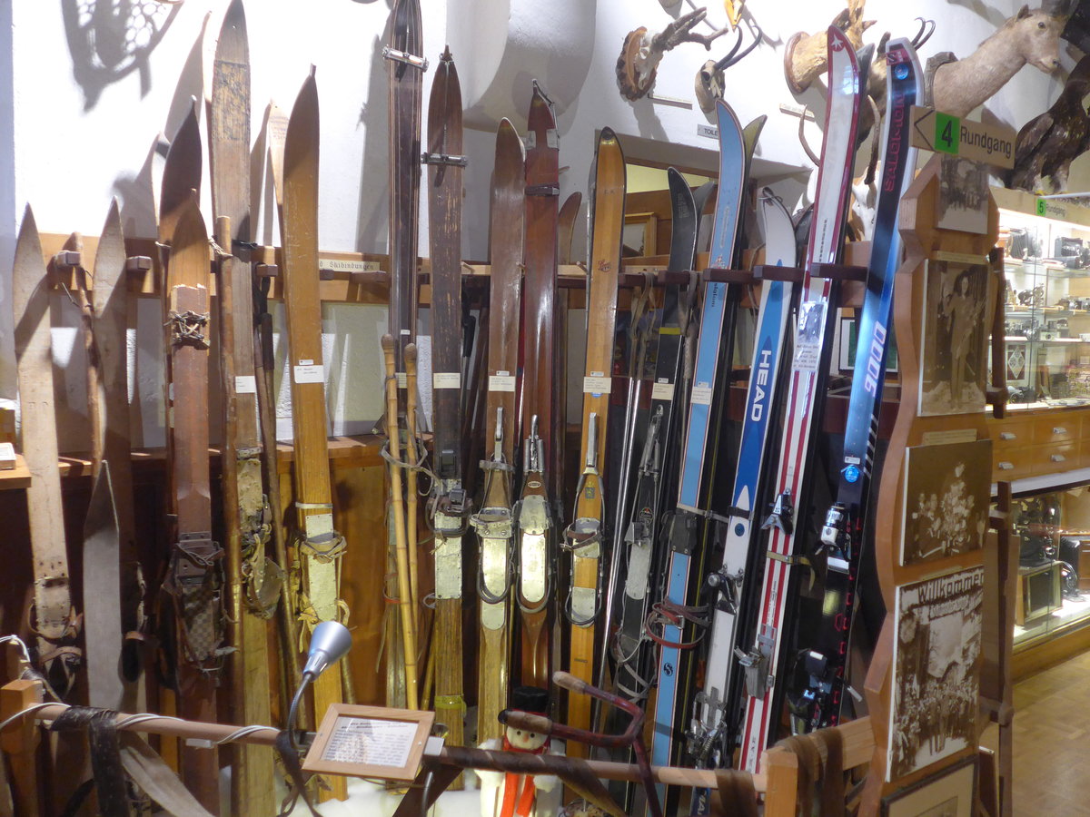 (214'489) - Skis im Wandel der Zeit am 19. Februar 2020 im Heimatmuseum Adelboden