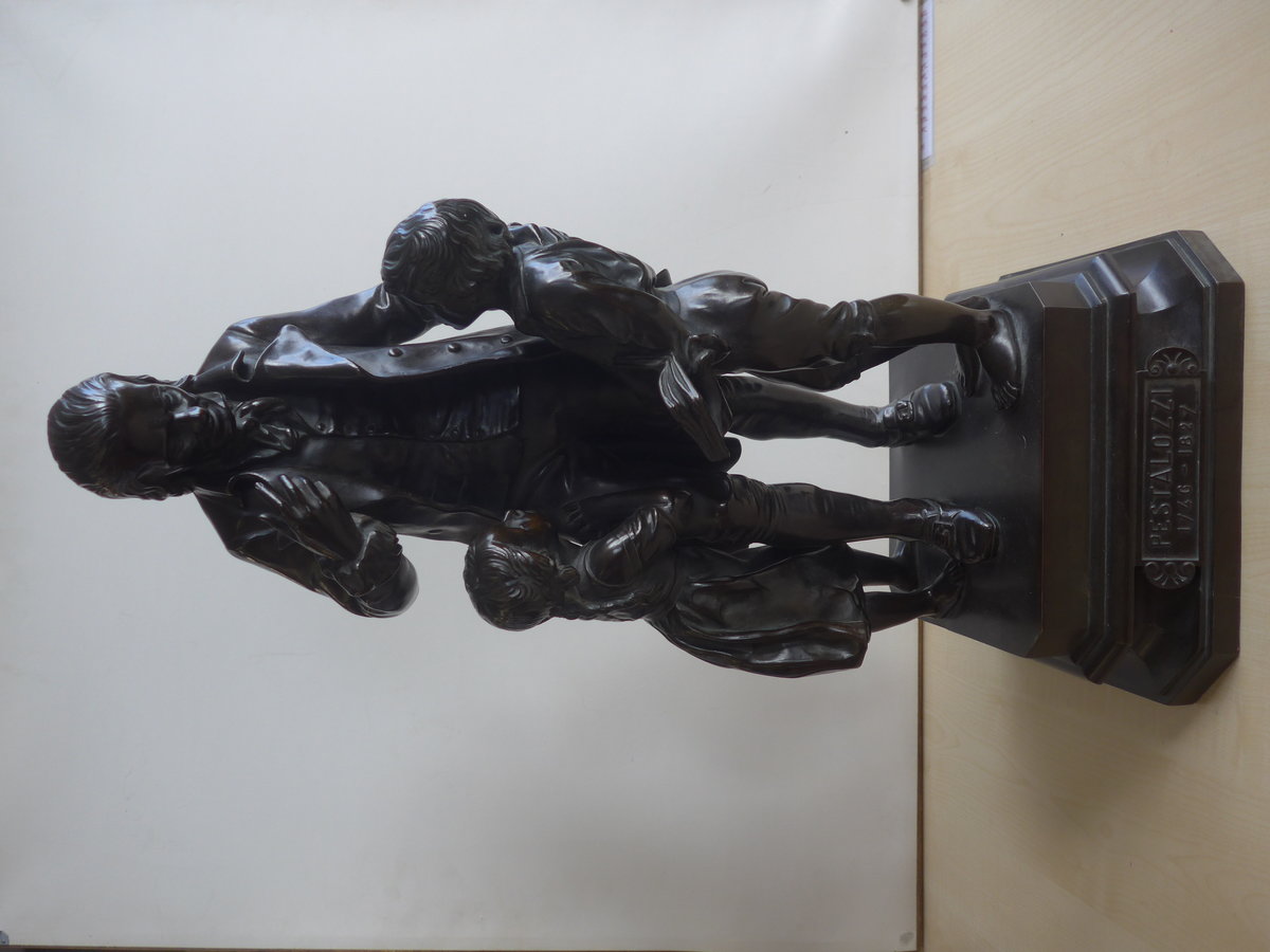 (215'285) - Bronzefigur Heinrich Pestalozzi von A. Lanz am 20. M�rz 2020 im BrockiShop Thun