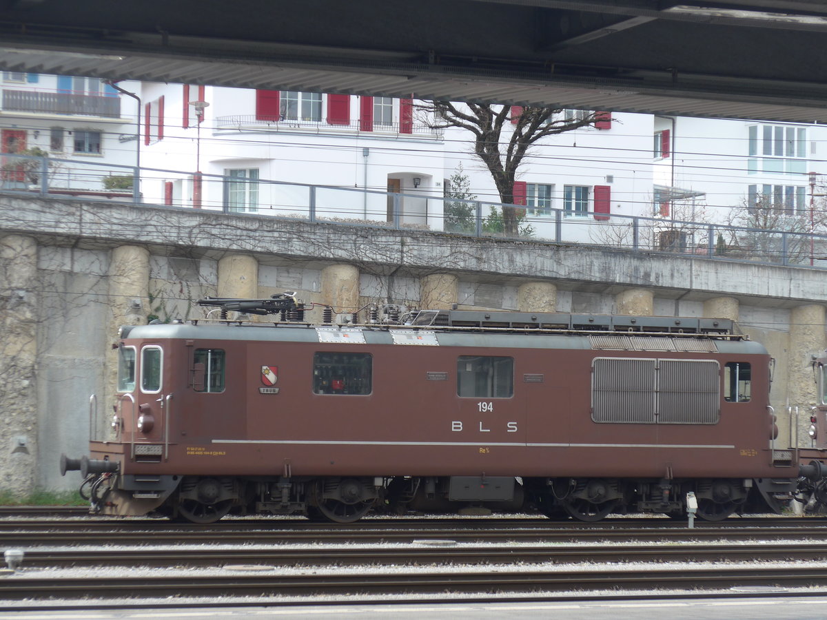 (215'299) - BLS-Lokomotive - Nr. 194 - am 20. M�rz 2020 im Bahnhof Thun