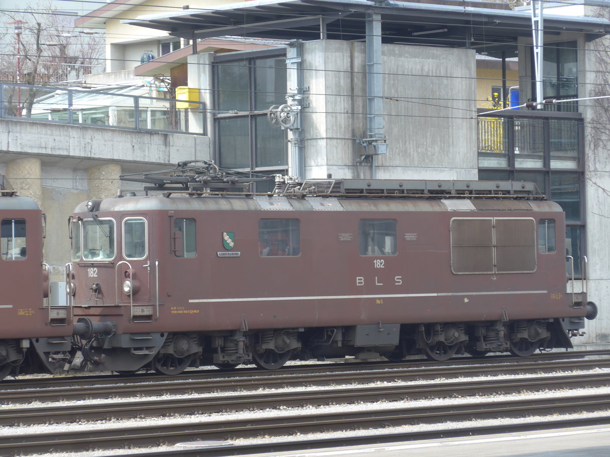 (215'300) - BLS-Lokomotive - Nr. 182 - am 20. M�rz 2020 im Bahnhof Spiez