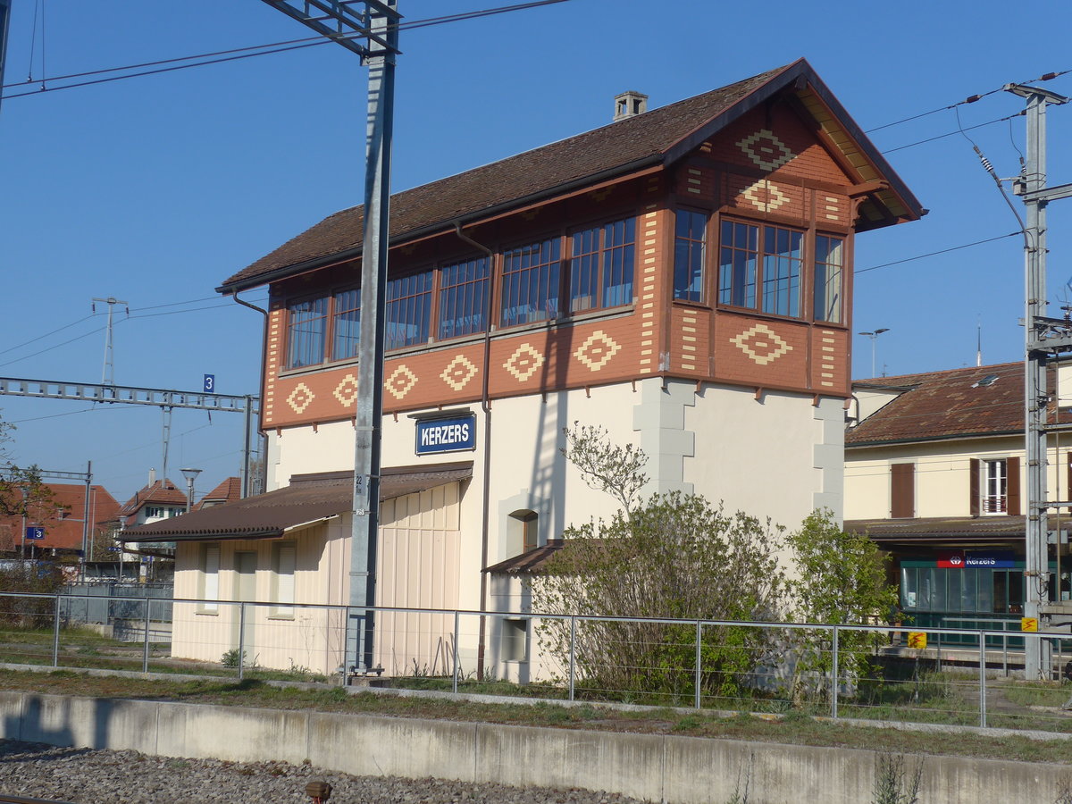 (215'880) - Altes Stellwerk am 4. April 2020 in Kerzers