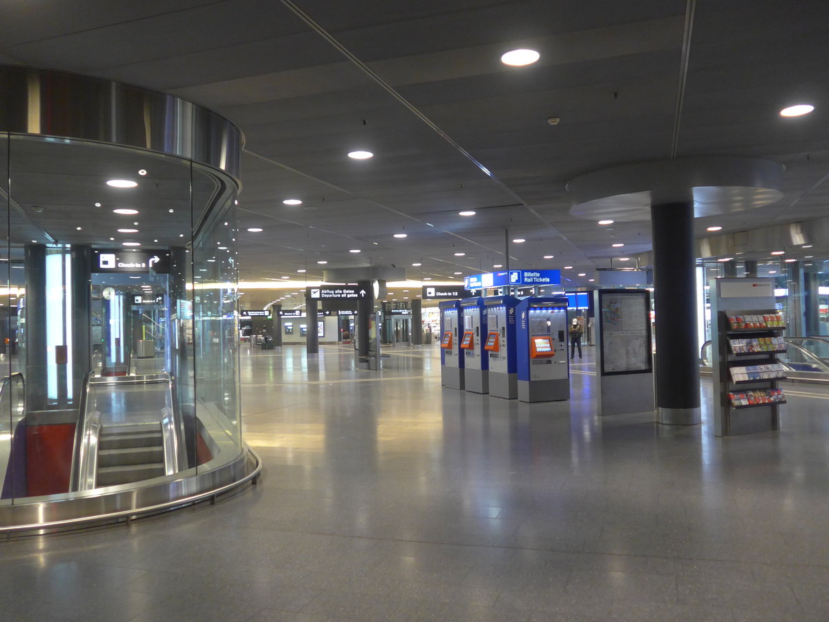 (215'901) - Im Flughafen Z�rich-Flughafen um 12.15 Uhr mittags am 6. April 2020