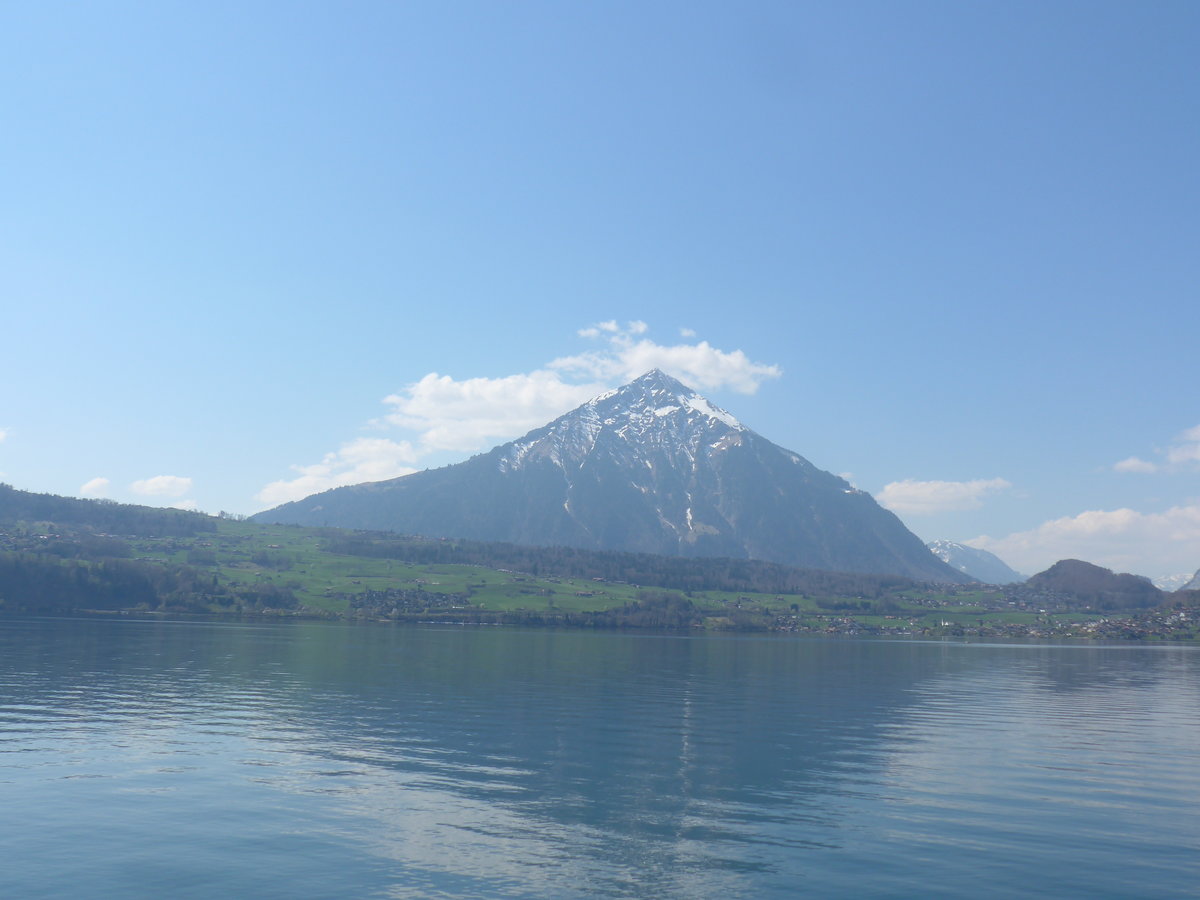 (215'944) - Der Niesen mit Thunersee am 8. April 2020 von der Beatenbucht aus