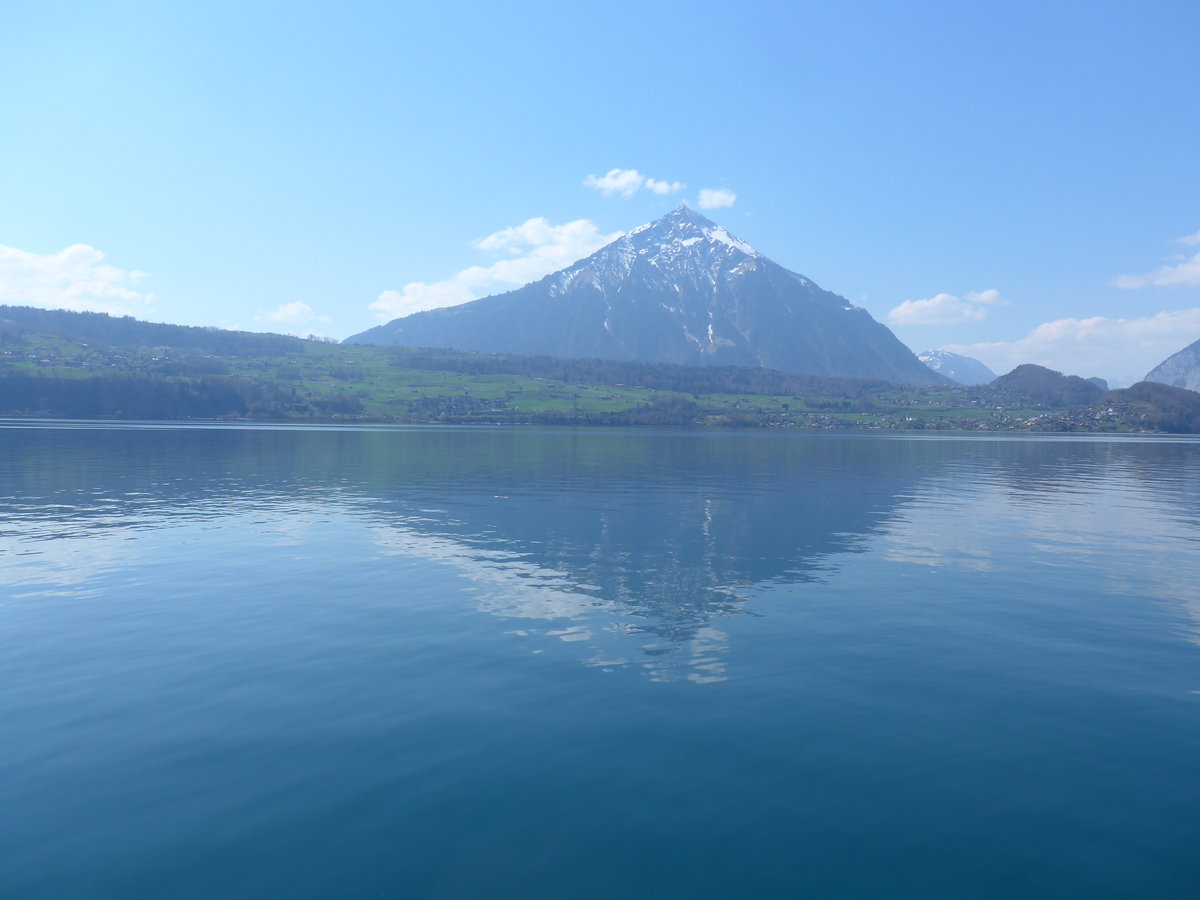 (215'946) - Der Niesen mit Thunersee am 8. April 2020 von der Beatenbucht aus