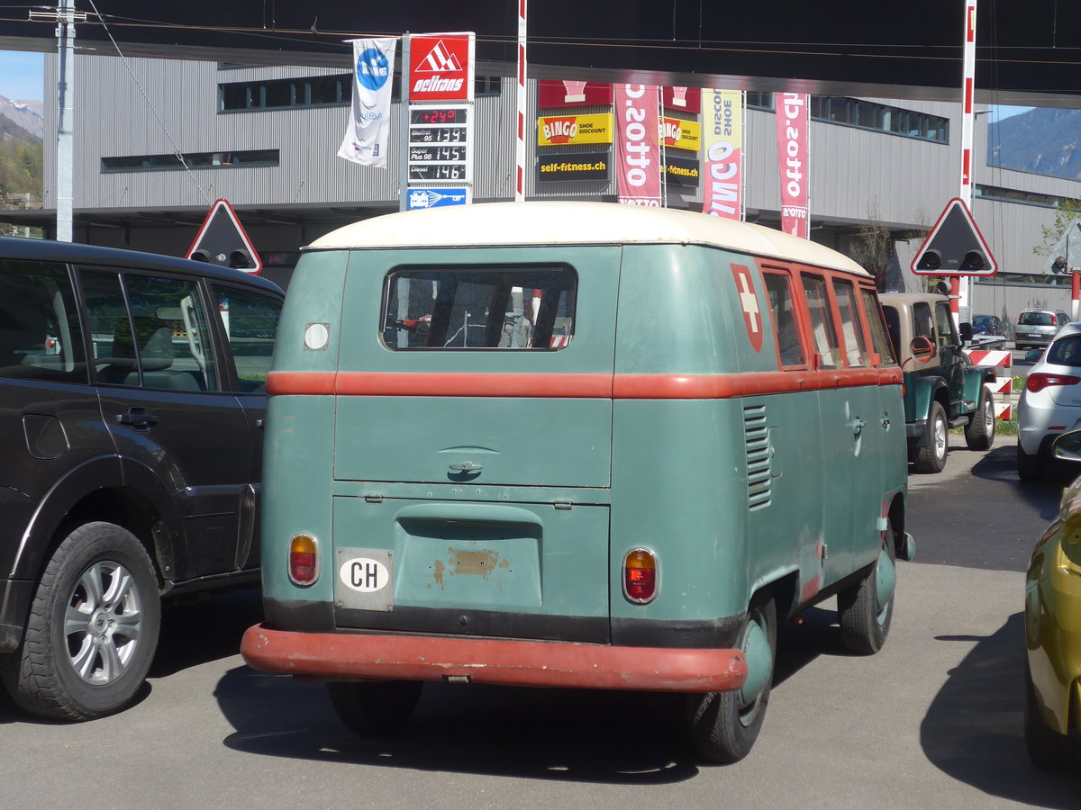(216'075) - VW-Bus am 15. April 2020 in Interlaken