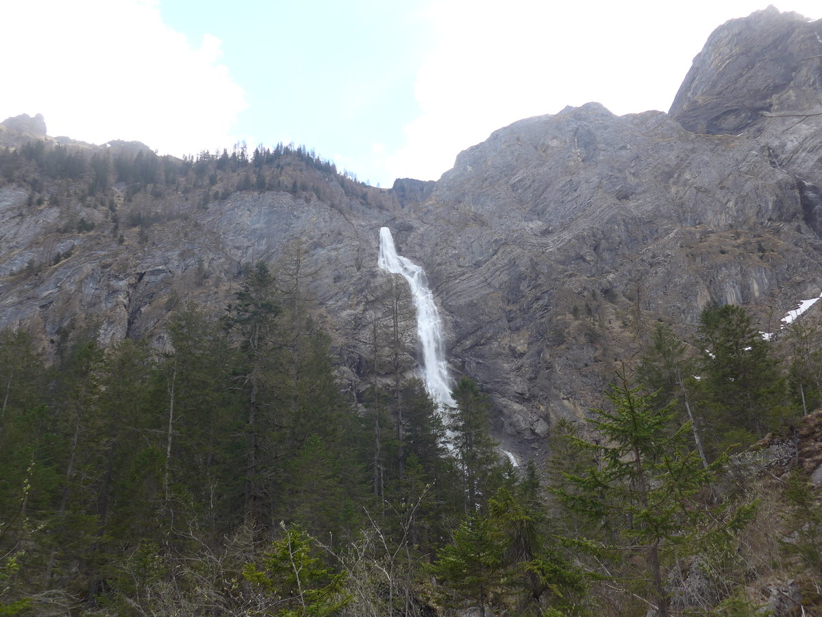 (216'431) - Die Engstligenf�lle am 24. April 2020 bei Adelboden