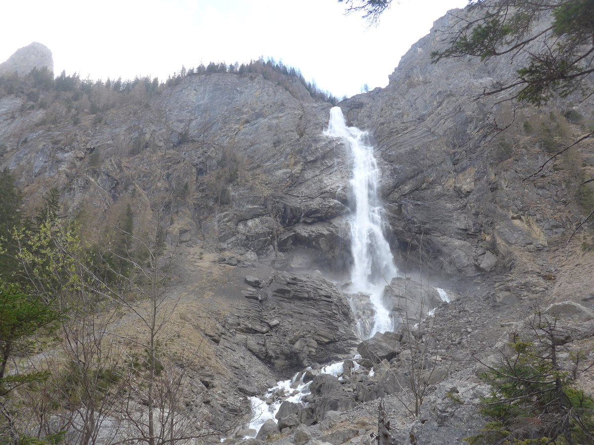 (216'434) - Die Engstligenf�lle am 24. April 2020 bei Adelboden