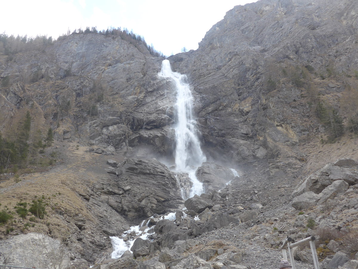 (216'435) - Die Engstligenf�lle am 24. April 2020 bei Adelboden