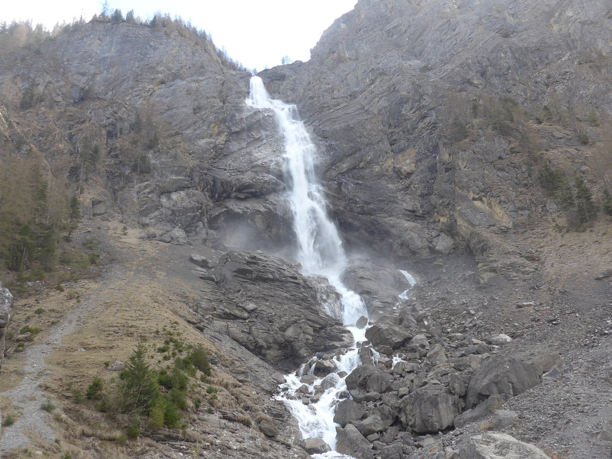 (216'439) - Die Engstligenf�lle am 24. April 2020 bei Adelboden