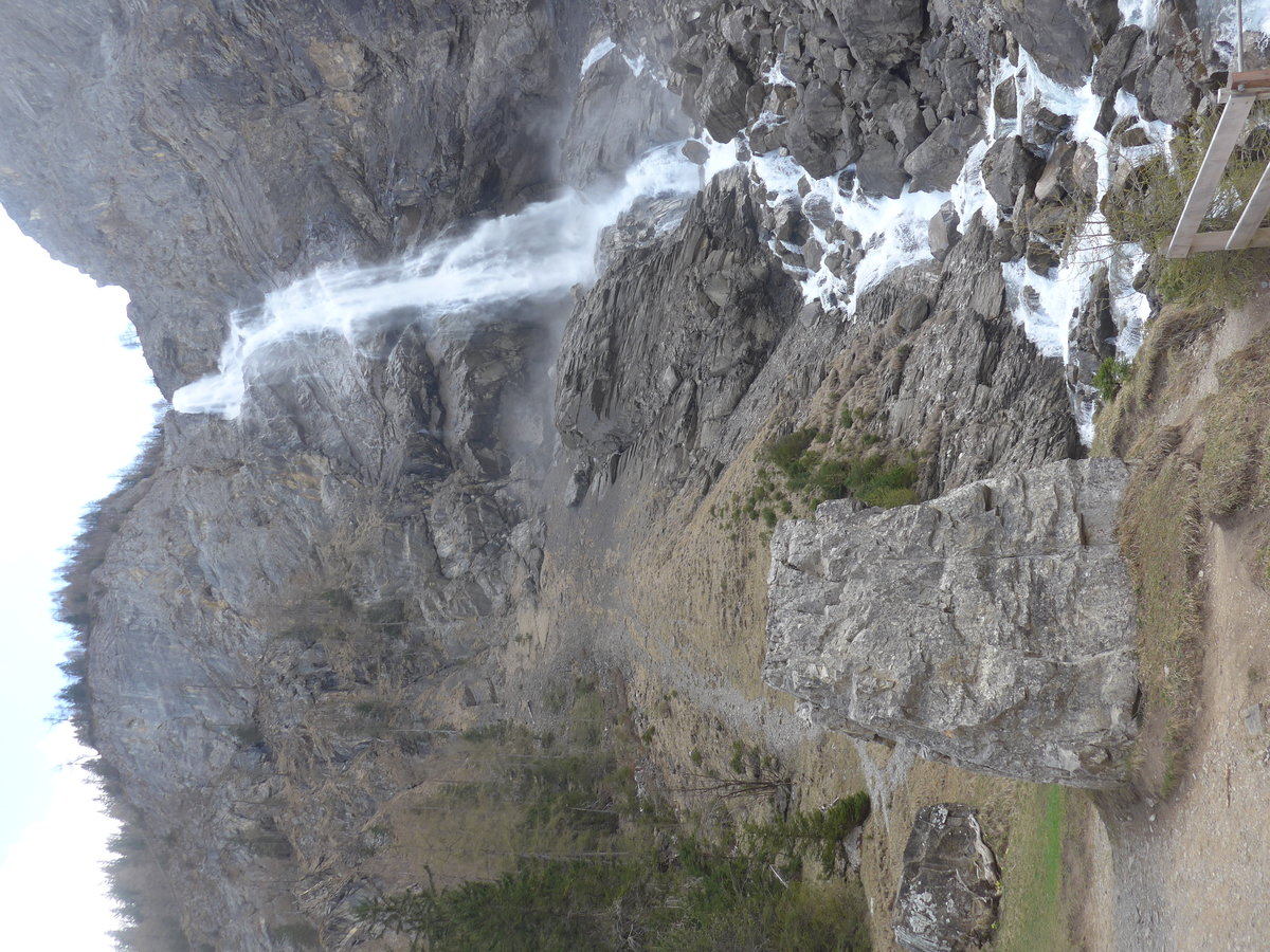 (216'441) - Die Engstligenf�lle am 24. April 2020 bei Adelboden