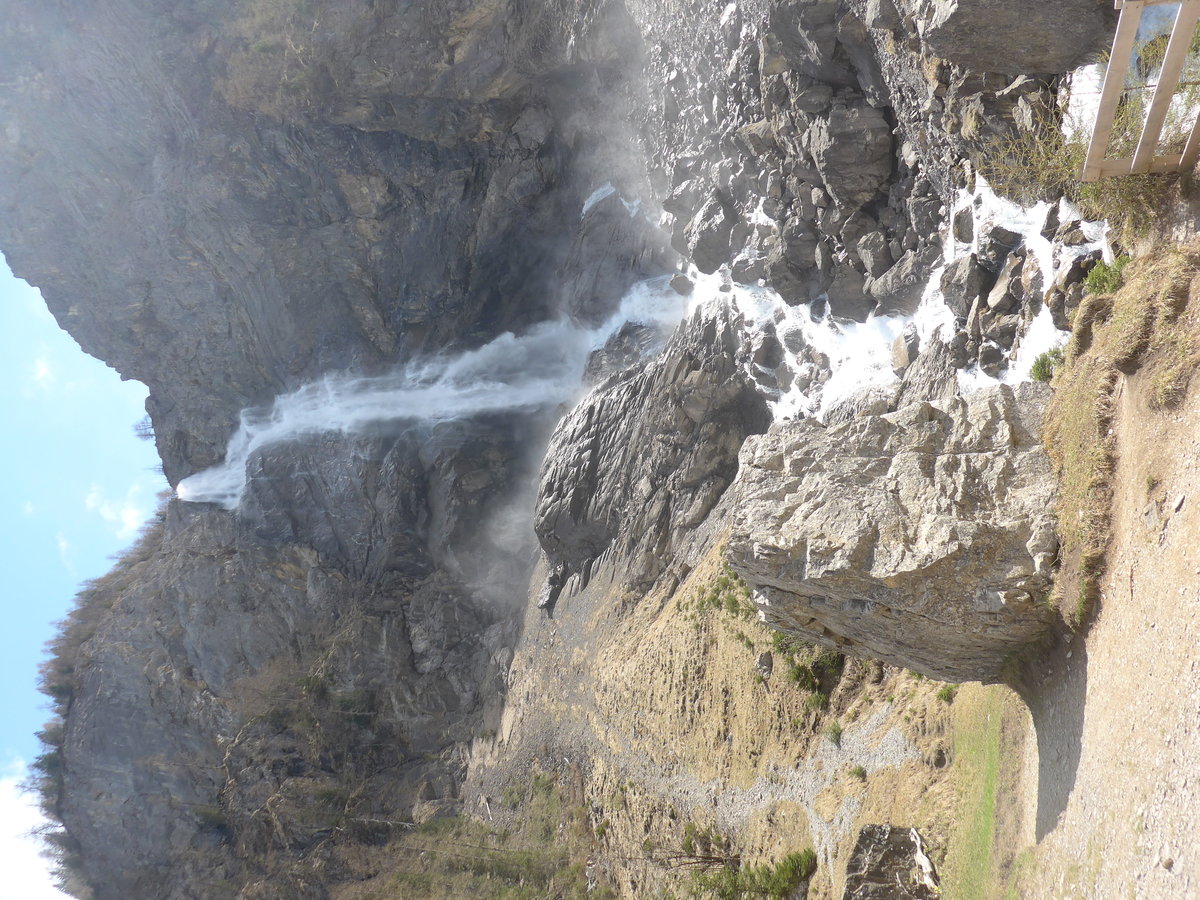 (216'442) - Die Engstligenf�lle am 24. April 2020 bei Adelboden