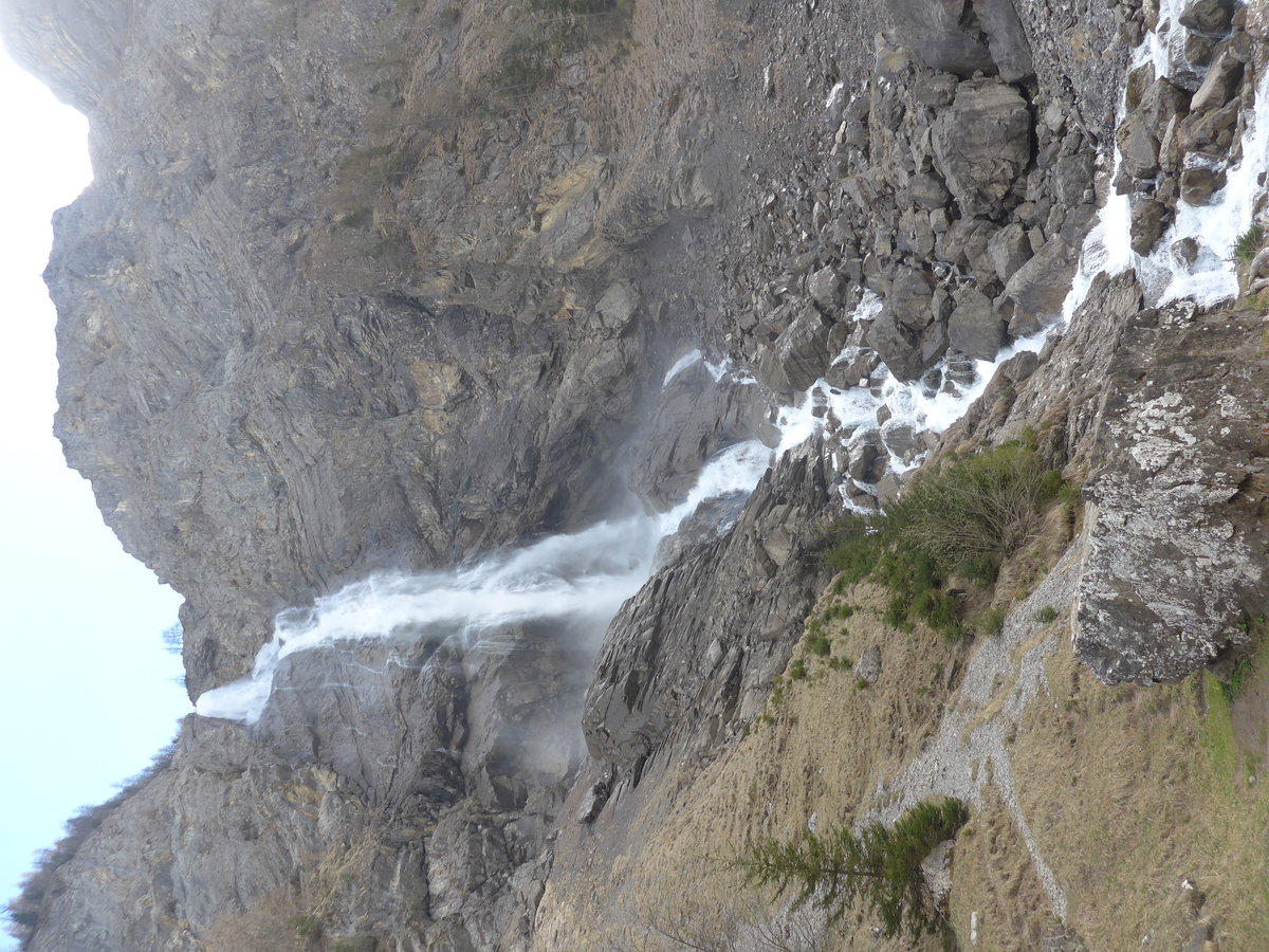 (216'445) - Die Engstligenf�lle am 24. April 2020 bei Adelboden