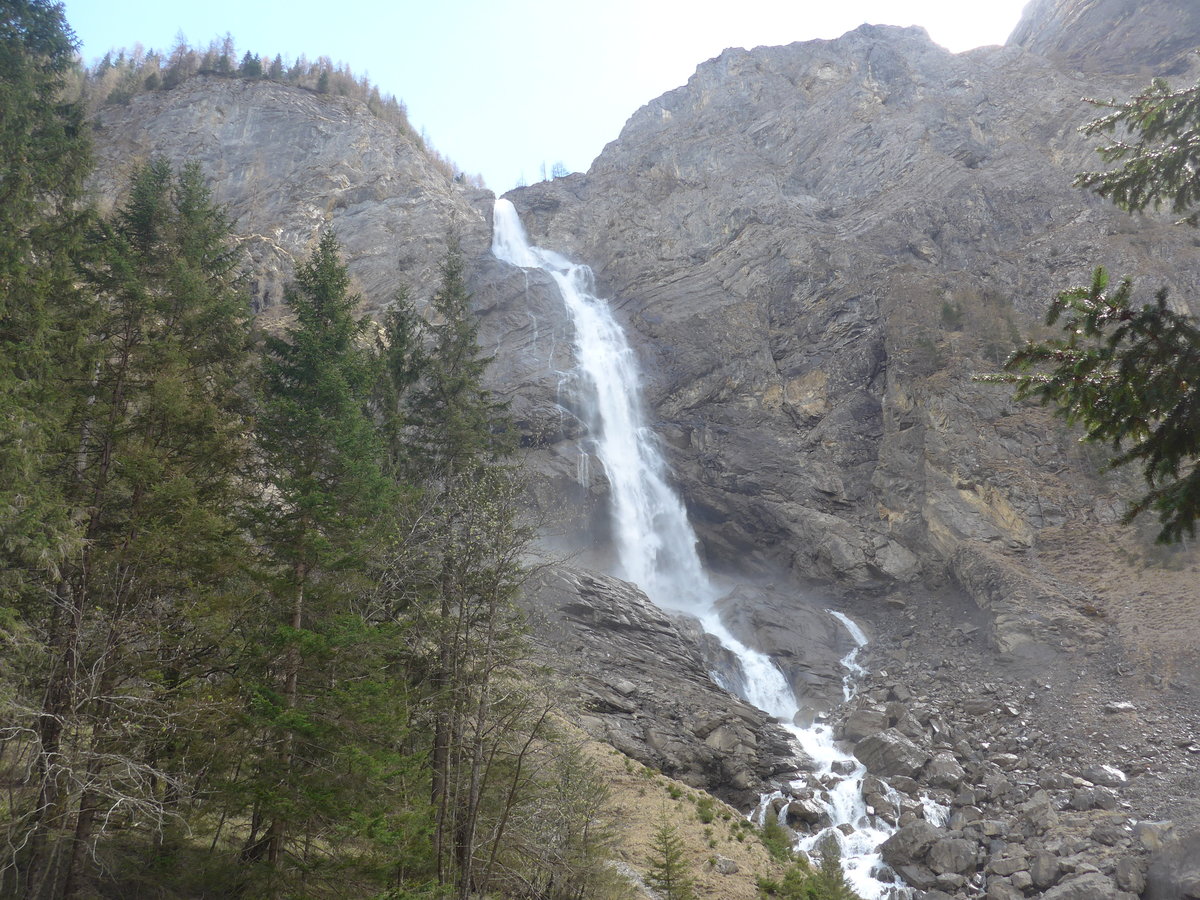 (216'446) - Die Engstligenf�lle am 24. April 2020 bei Adelboden