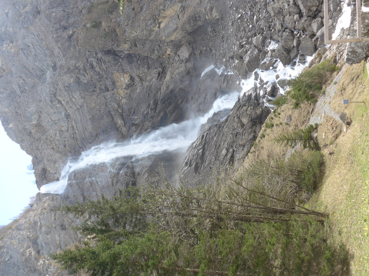 (216'447) - Die Engstligenf�lle am 24. April 2020 bei Adelboden