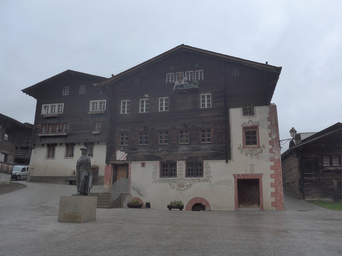 (216'635) - Das Matth�us-Schiner-Haus am 2. Mai 2020 in Ernen