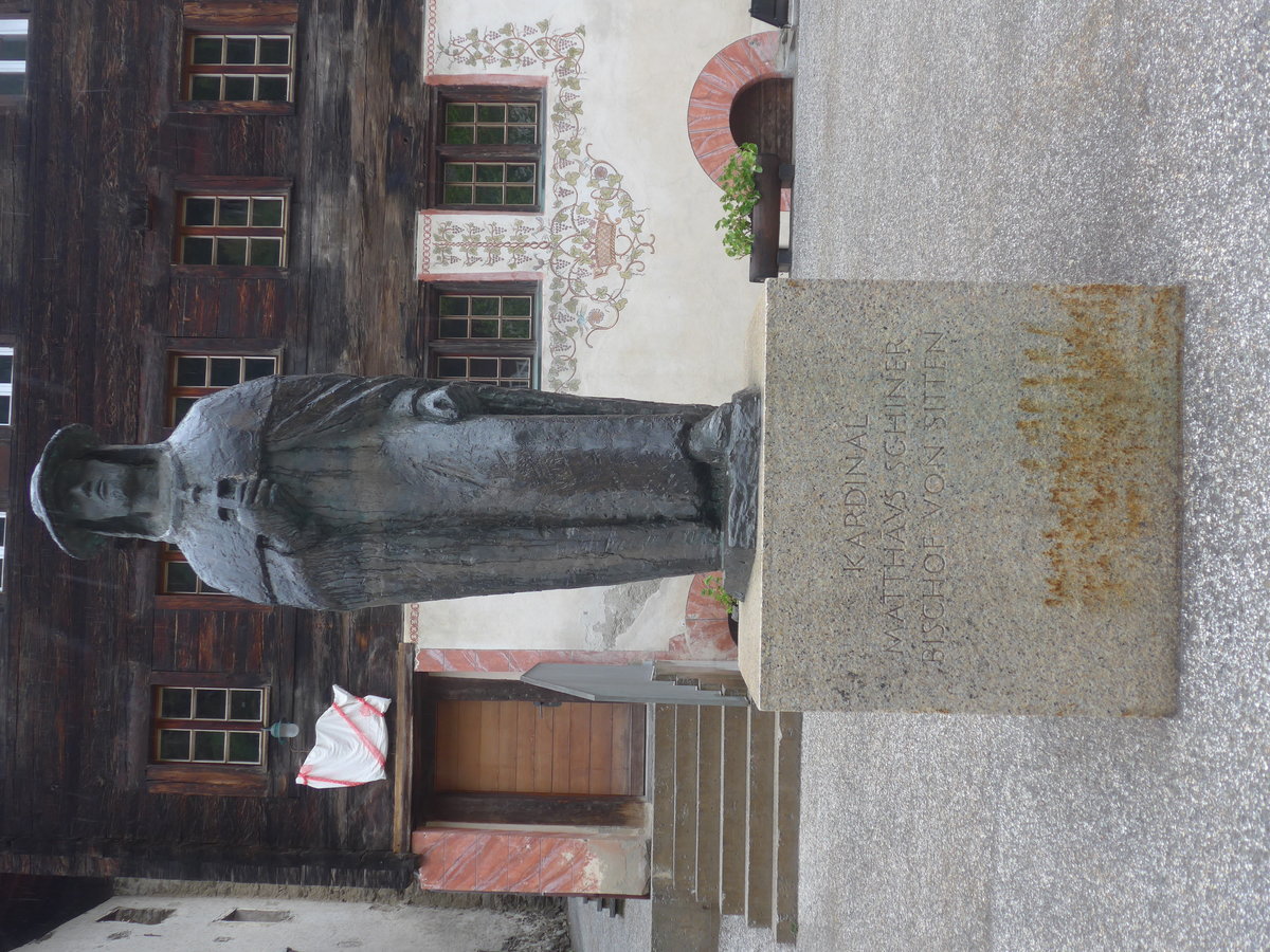 (216'636) - Das Kardinal-Matth�us-Schiner-Denkmal am 2. Mai 2020 in Ernen