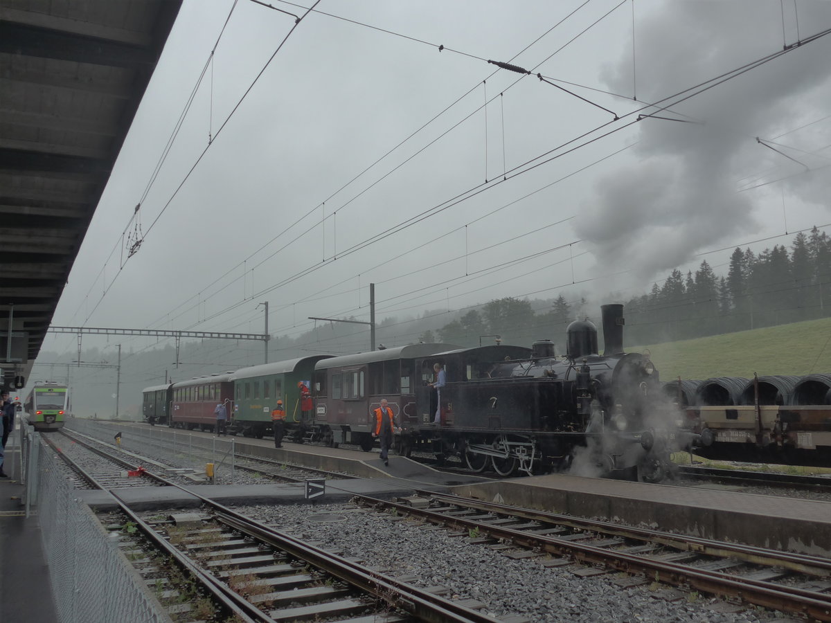 (217'943) - BSB-Dampflokomotive - Nr. 51 - am 14. Juni 2020 im Bahnhof Sumiswald-Gr�nen