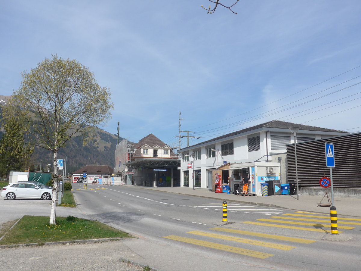 (218'136) - Der Bahnhof Frutigen am 16. April 2020 w�hrend der Umbauzeit