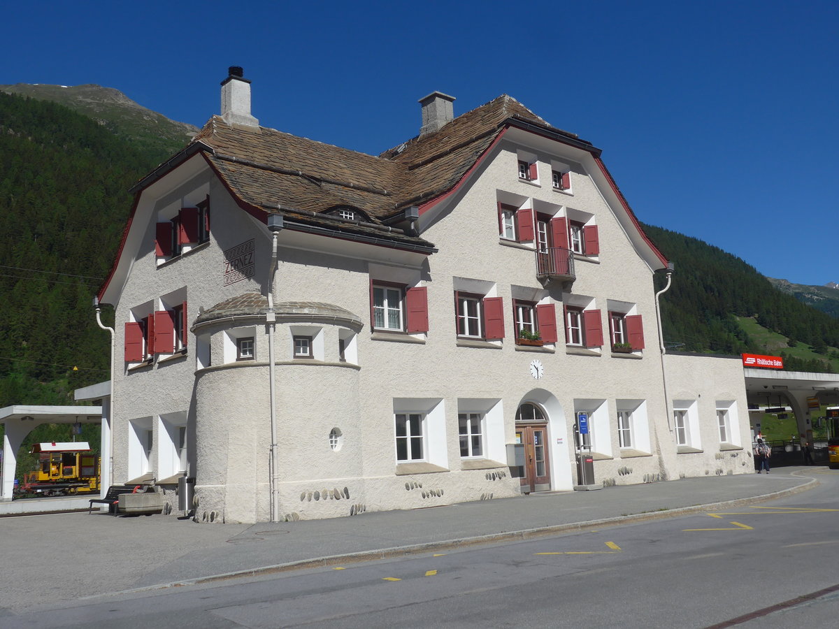 (218'455) - Der Bahnhof Zernez am 5. Juli 2020