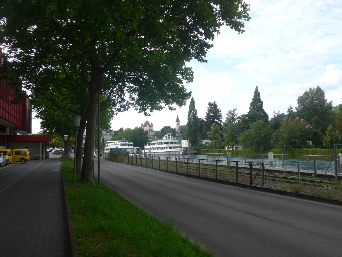 (218'721) - Motorschiff Berner Oberland und Motorschiff Bubenberg mit Schloss und Stadtkirche am 14. Juli 2020 in Thun