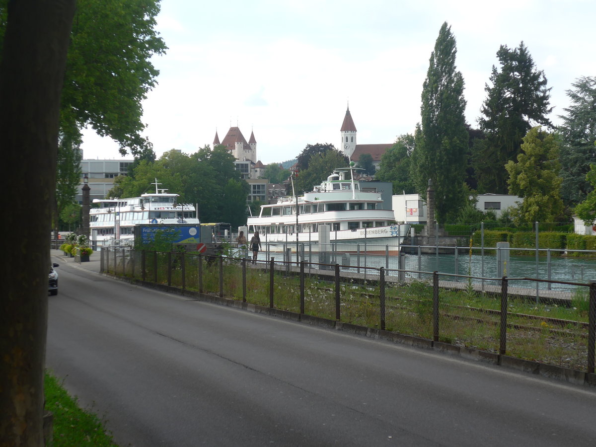 (218'723) - Schloss und Stadtkirche mit Motorschiff Bubenberg am 14. Juli 2020 in Thun