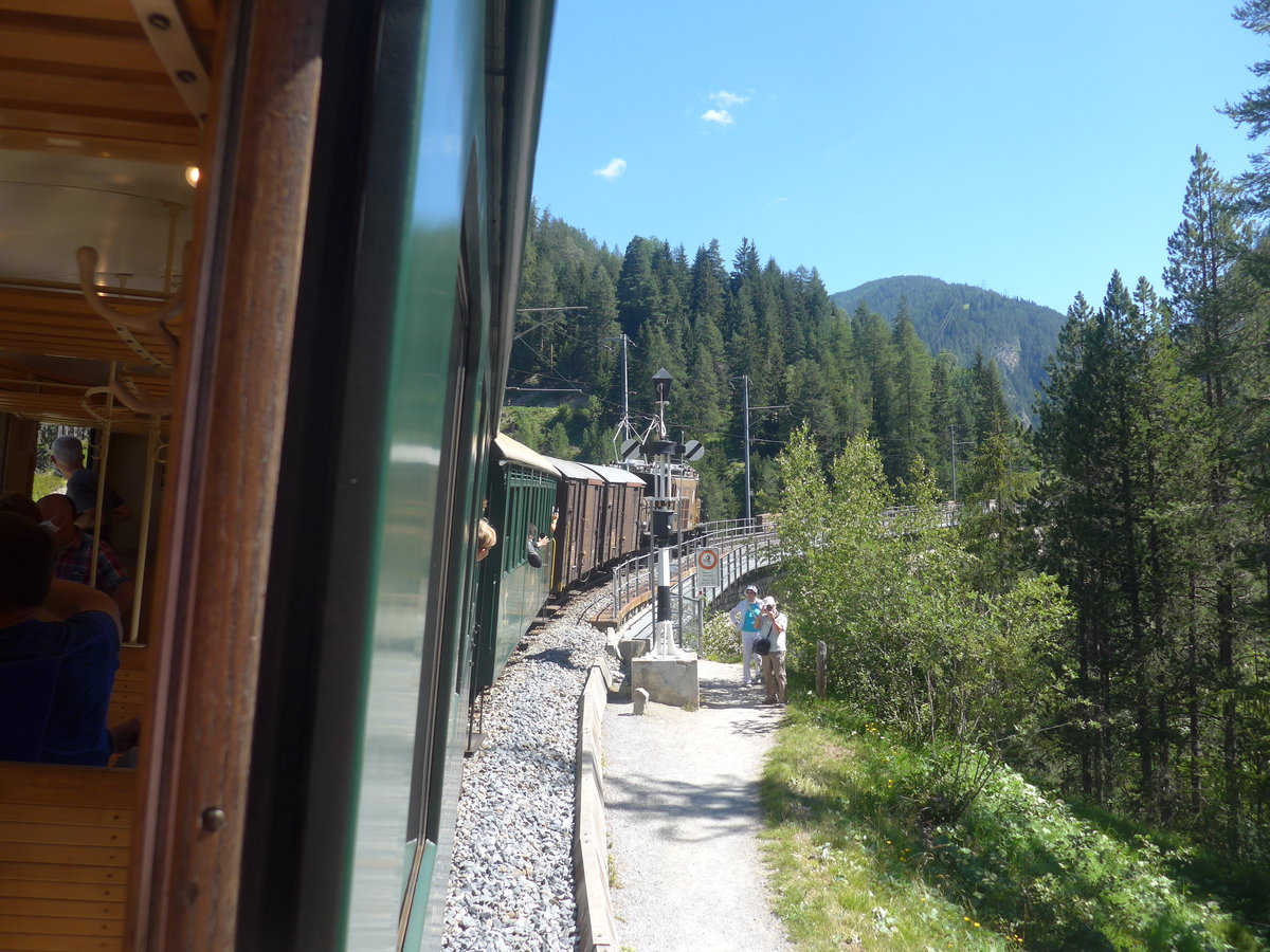 (218'885) - RhB-Nostalgiezug am 20. Juli 2020 bei Davos Wiesen