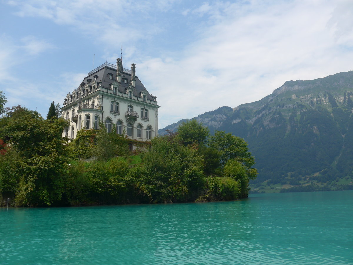 (219'266) - Schloss Seeburg mit Brienzersee am 1. August 2020 in Iseltwald