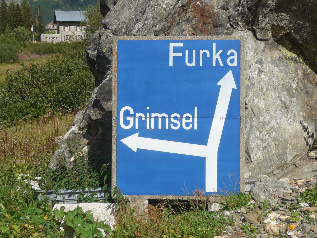 (219'975) - Alte Fahrtrichtungstafel aus Beton am 22. August 2020 in Gletsch