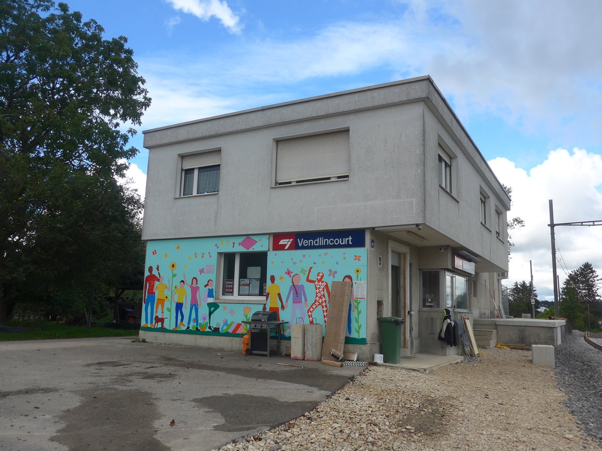 (220'365) - Der Bahnhof von Vendlincourt am 31. August 2020