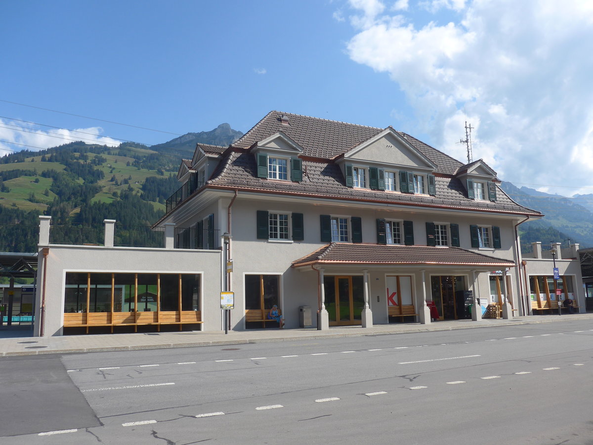(220'779) - Der neu renovierte Bahnhof am 14. September 2020 in Frutigen