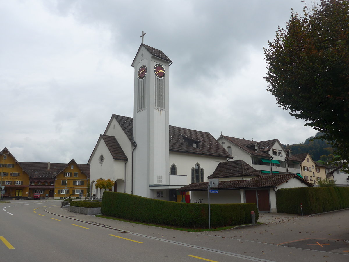 (221'863) - Die Kirche Bauma am 12. Oktober 2020