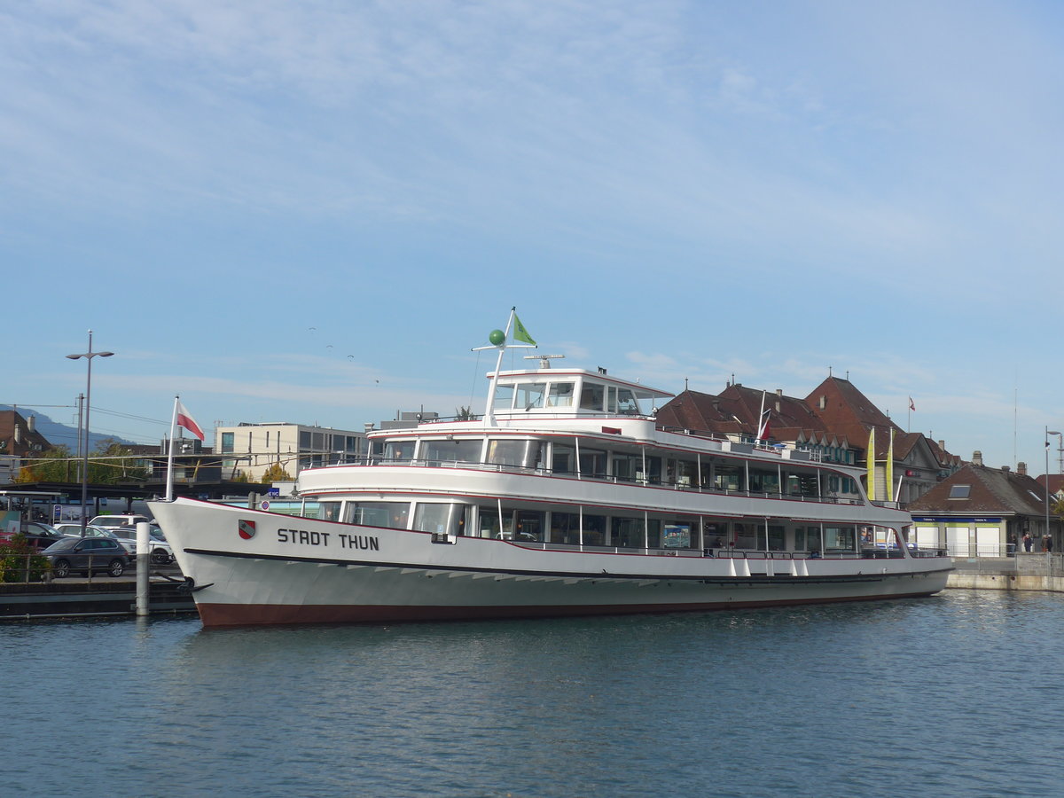 (222'088) - Motorschiff Stadt Thun am 19. Oktober 2020 an der Schiffl�ndte Thun