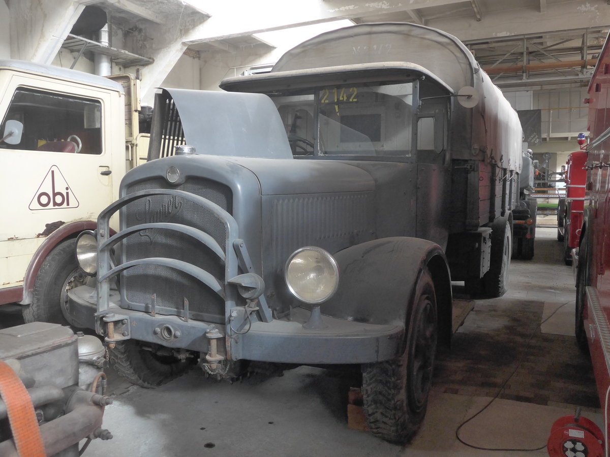 (222'295) - Schweizer Armee - M+2142 - Saurer am 21. Oktober 2020 in Arbon, Saurermuseum Depot